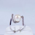Anelli all'asta (anello in oro bianco con perla coltivata)