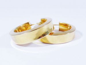 Lotto 118030 - Due collane in oro giallo, paio di orecchini in oro giallo, anello in oro giallo, orecchino in oro giallo con pietra, ciondolo con smalti