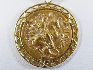 Lotto 118915 - Catena in oro giallo e ciondolo in oro giallo raffigurante San Giorgio a cavallo che uccide il drago