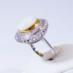 Lotto 119293 - Anello in oro bianco con brillantini e pietra diversa (ipoteticamente opale)