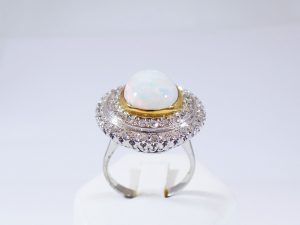Lotto 119293 - Anello in oro bianco con brillantini e pietra diversa (ipoteticamente opale)