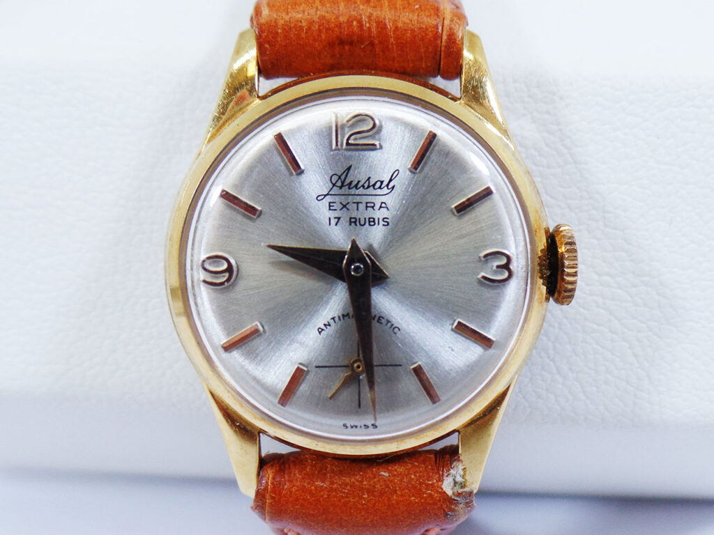 2021 Orologi da donna classici Orologio da polso con cinturino in pelle al quarzo casual nero rosso Orologio da polso analogico rotondo retrò per donna  1511