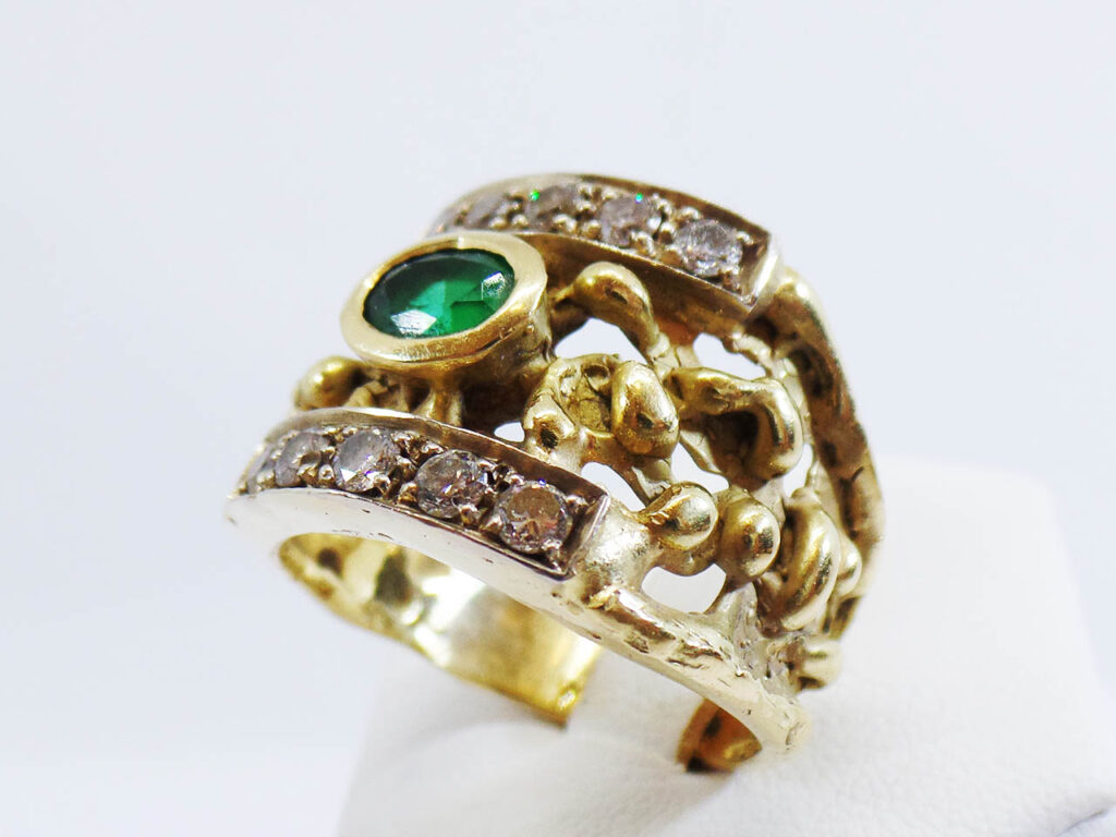 Lotto 134417 Anello in oro giallo con brillantini e pietra diversa a tema religioso Base d'asta: 1.300,00 € - Cauzione: 130,00 € Descrizione tecnica: 1 anello con brillantini e pietra diversa (oro 18KT 16,9gr)